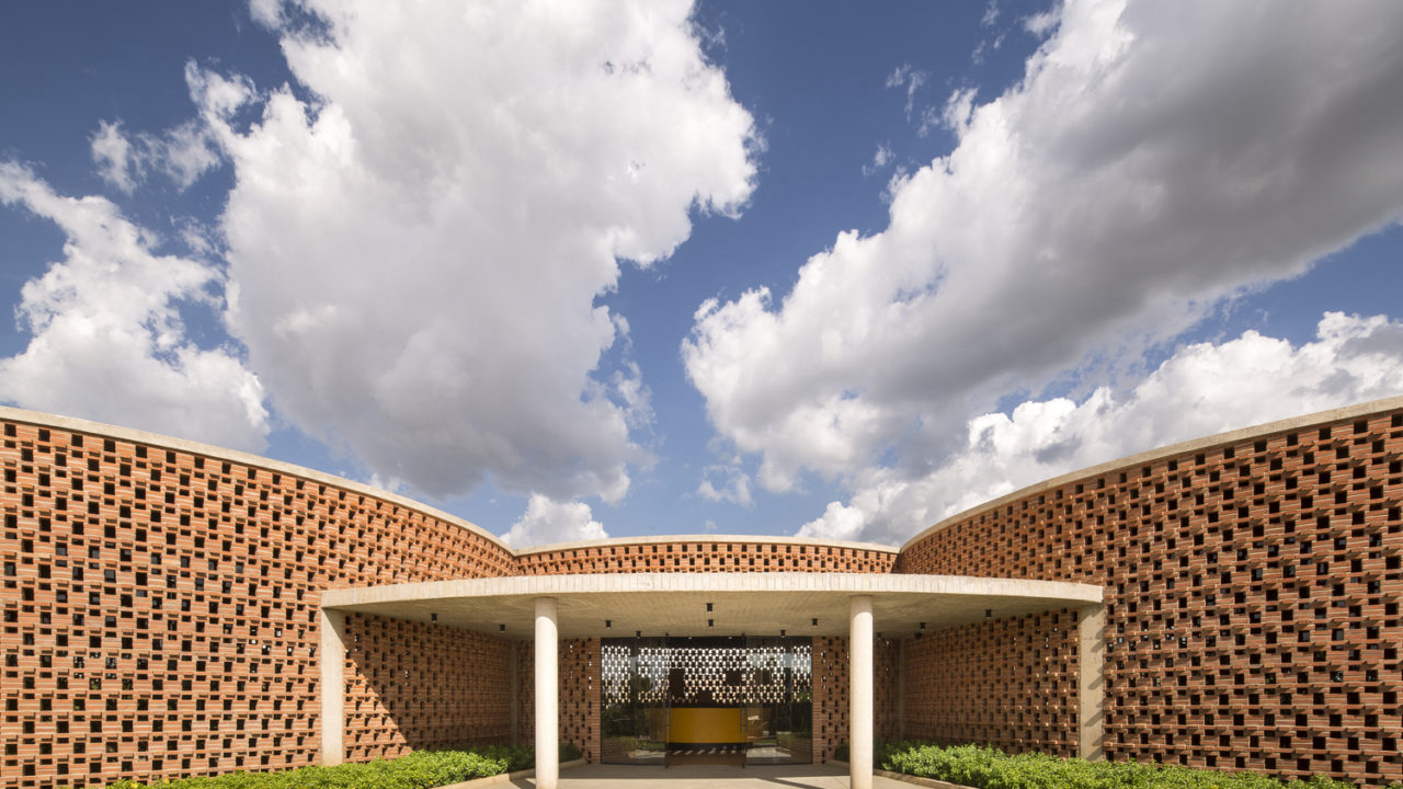 Academia-Escola em Juazeiro do Norte, no Ceará, por Lins Arquitetos Associados.