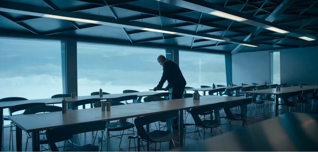 Uma das cenas iniciais do filme mostra detalhes internos do edifício inspirado no projeto brasileiro na Antártida.
