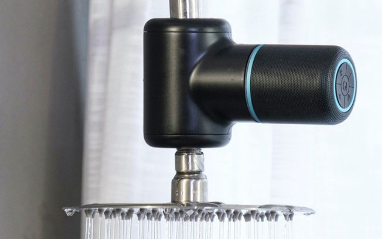 A caixa de som  pode ser usada no chuveiro e funciona com a energia gerada pela água. 