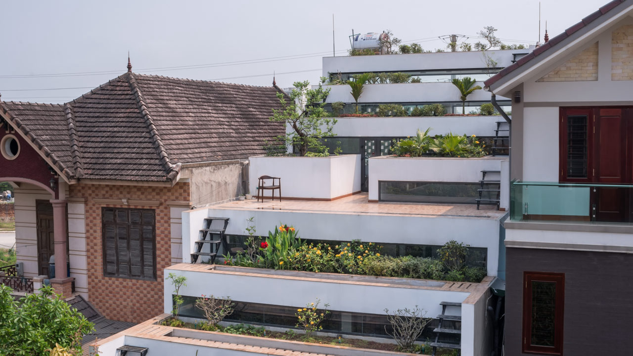 Casa projetada pelo escritório HPA lembra os campos de arroz do país. A ideia foi conceber terraços transitáveis e que podem ser cultivados, possibilitando  diferentes entradas de luz natural e ventilação.