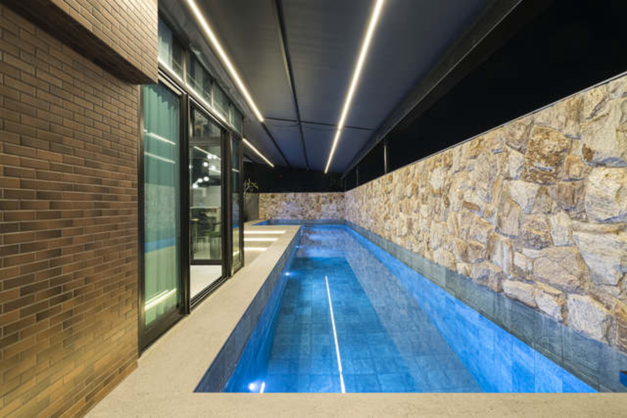 Projeto de reforma de uma casa assinada por Leal Ribas Engenharia e Arquitetura, com piscina aquecida.