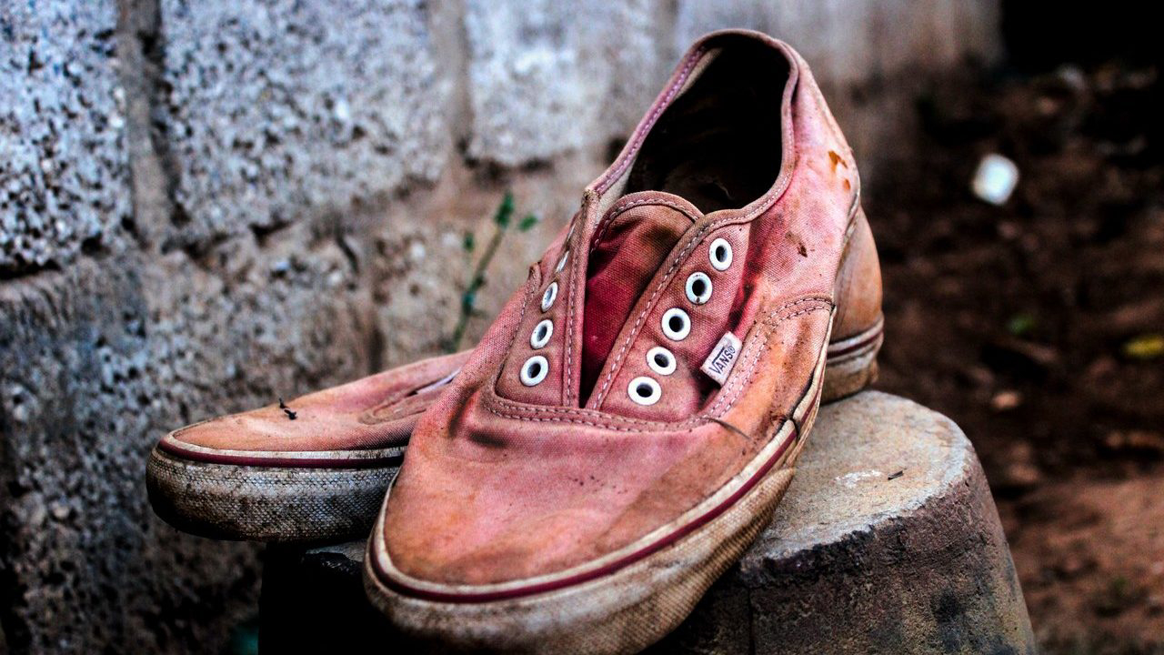 Borrifar álcool 70% em um sapato ou superfície sujos diminui a eficácia de desinfecção. Ideal é realizar antes a limpeza com água e sabão. Foto: Dickens Sikazwe/Unsplash. 