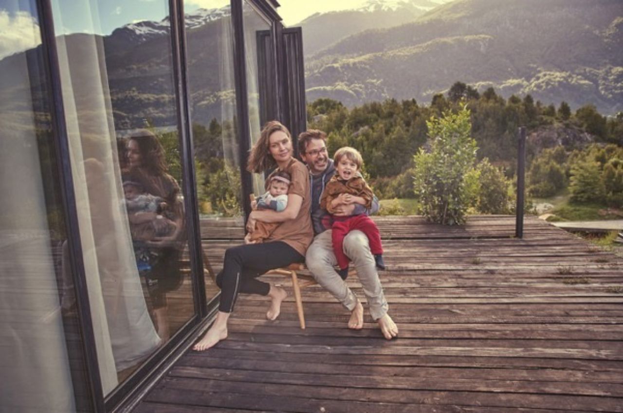 A modelo Pati Beck e o fotógrafo Gustavo Zylbersztajn com seus dois filhos, Ben (3 anos) e Cora (recém-nascida), em Futaleufú, na Patagônia chilena, onde estão construindo uma casa e diversos anexos.