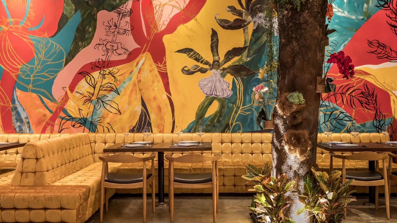 Garden do OX Room Steakhouse, com murais da artista Rosângela Grafetti. Foto: Eduardo Macarios/Divulgação. 