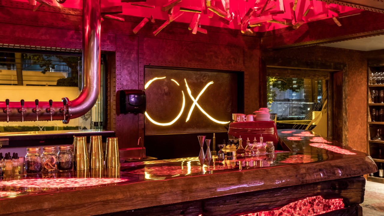 O bar do Ox Room Steakhouse. Foto: Eduardo Macarios/Divulgação. 