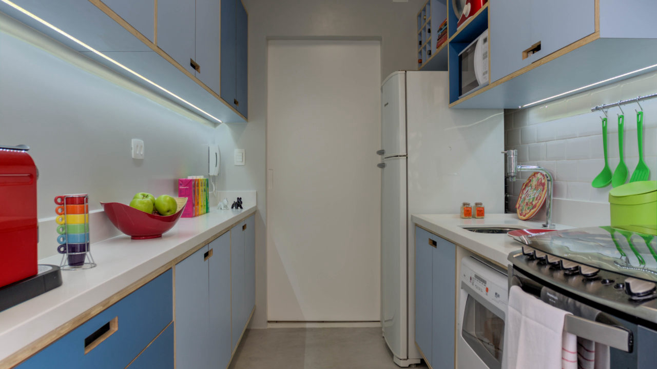 Formato corredor da cozinha não sobrecarrega circulação. Projeto de Marina Carvalho. Foto: Divulgação. 