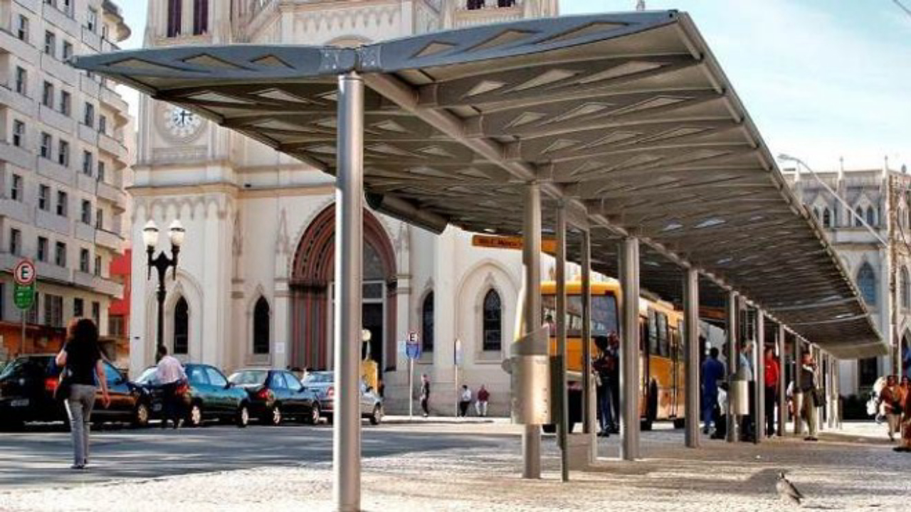 Obras públicas, como o abrigo para pontos de ônibus em Curitiba, que lembra uma araucária, também é de Coelho.