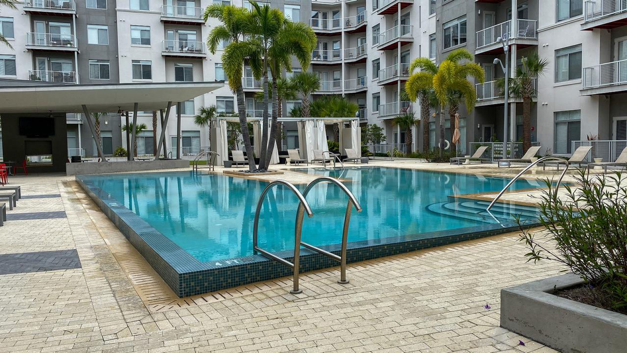 A piscina do condomínio nem sempre é utilizada pelo moradores.