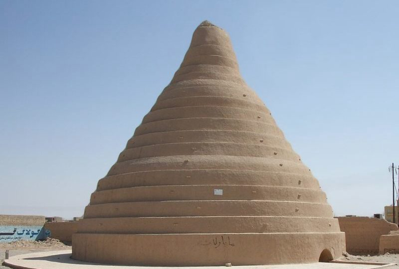 Yakhchal ainda de pé no Irã. A estrutura ficou conhecida como 'geladeira do deserto' e, por meio do ar-condicionado natural, os persas criavam ali até gelo.