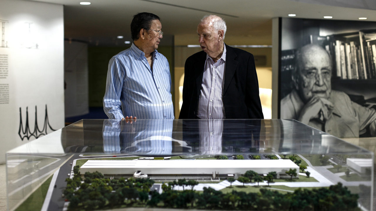 O engenheiro Shido Ogura e o arquiteto e engenheiro Bruno Contarini, profissionais que trabalharam com o arquiteto Oscar Niemeyer. 