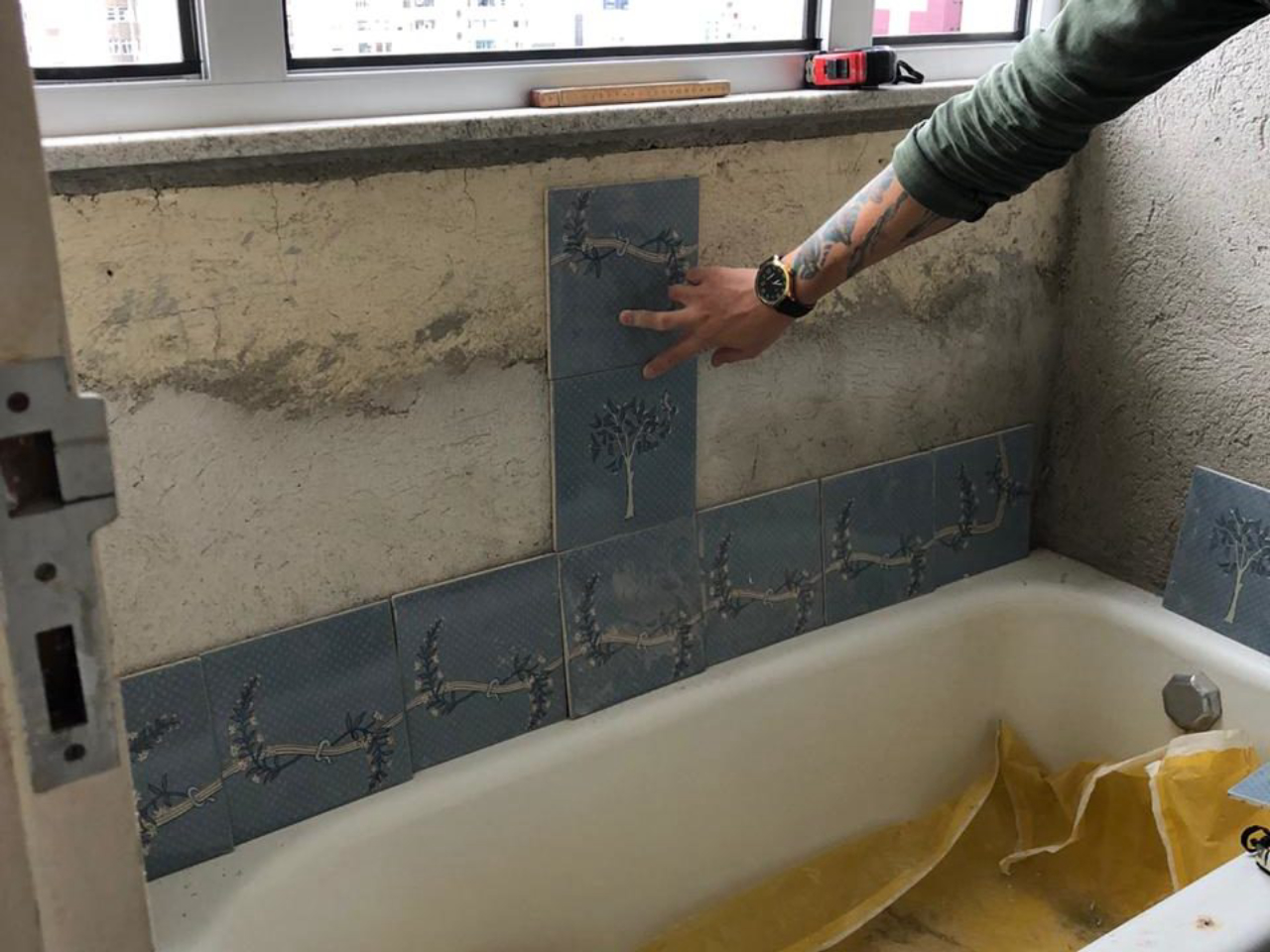 Os azulejos originais foram retirados para a reforma hidráulica. Foto: Estúdio A/R. 