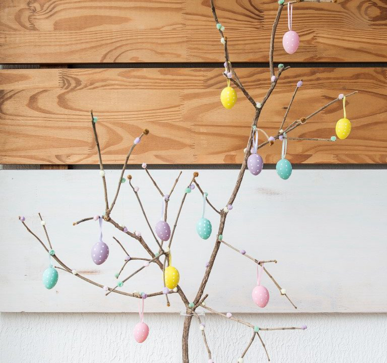 Foto de uma cesta de páscoa e de uma árvore decorada com ovinhos. coelho ovo . Local: Local: Decore e Comemore artigos para festa .