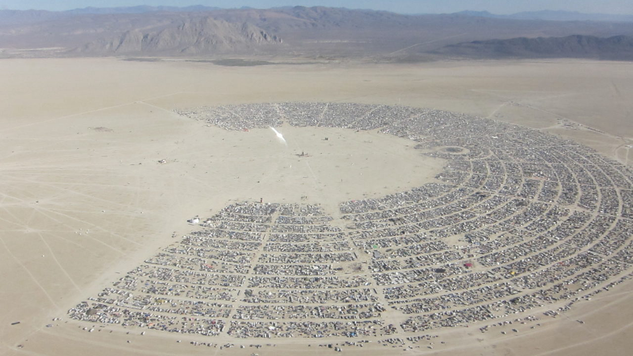 Vista aérea da playa, galeria a céu aberto, do festival Burning Man no meio do deserto de Nevada.