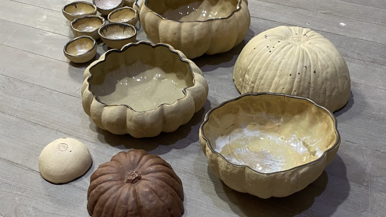 Cerâmicas que lembram as formas orgânicas das abóboras, por Rosalva Arte.