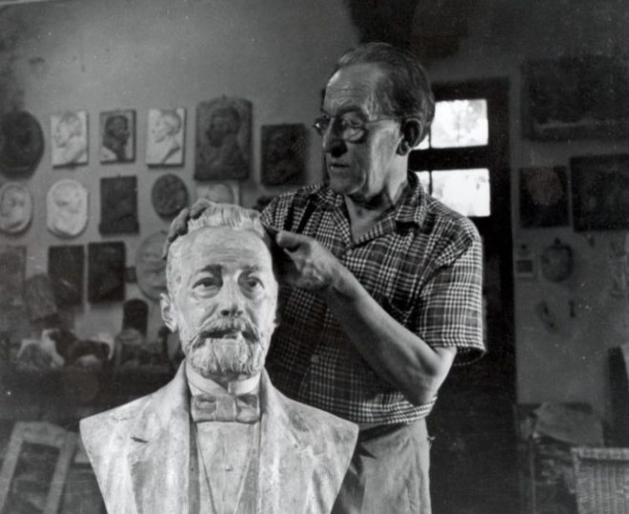 João Turin finalizando uma de suas esculturas no ateliê.