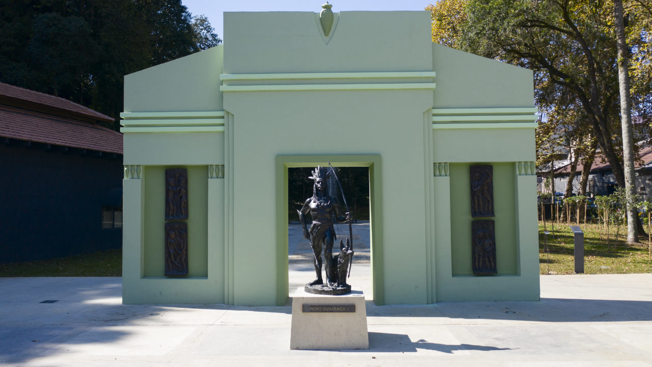 Escultura do Índio Guairacá II, de João Turin, que está em frente ao portal paranista do Memorial.