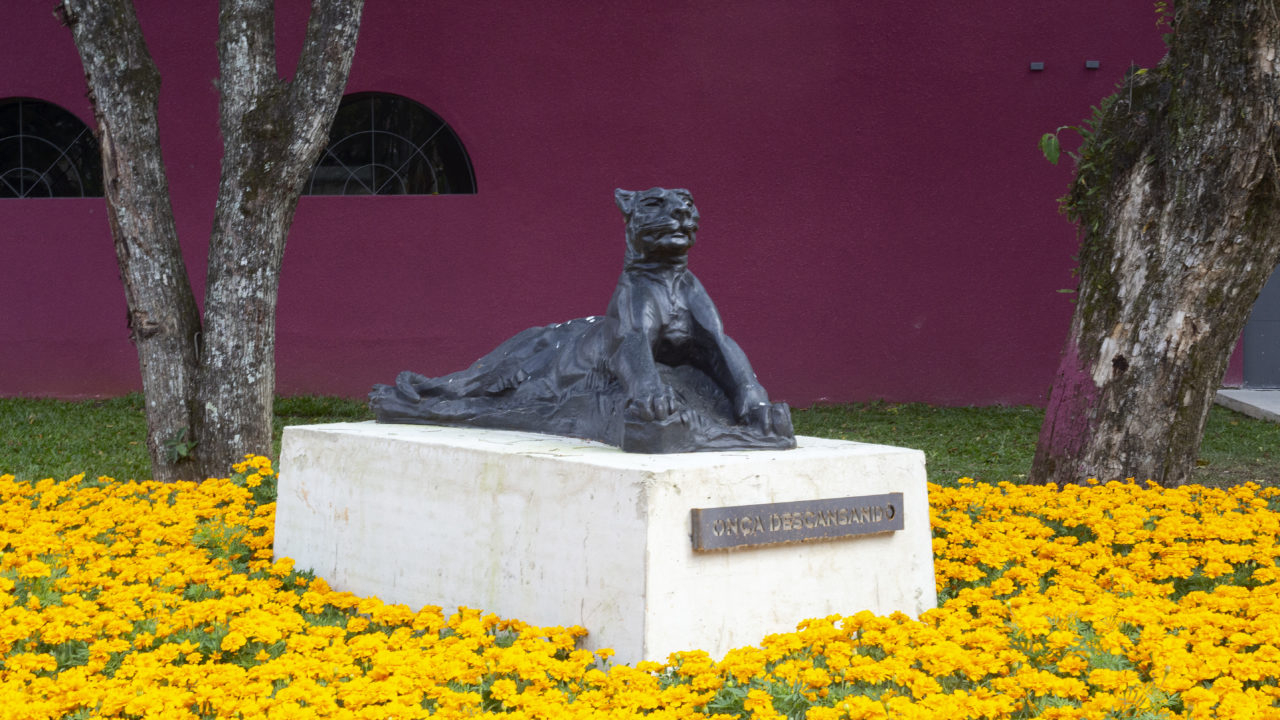 Escultura de onça é uma das 15 obras gigantes que formam o jardim de esculturas do Memorial, que é o maior do Brasil.
