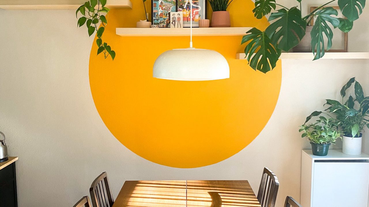 Tom de amarelo vibrante foi o escolhido para o círculo pintado nesta sala de jantar. 