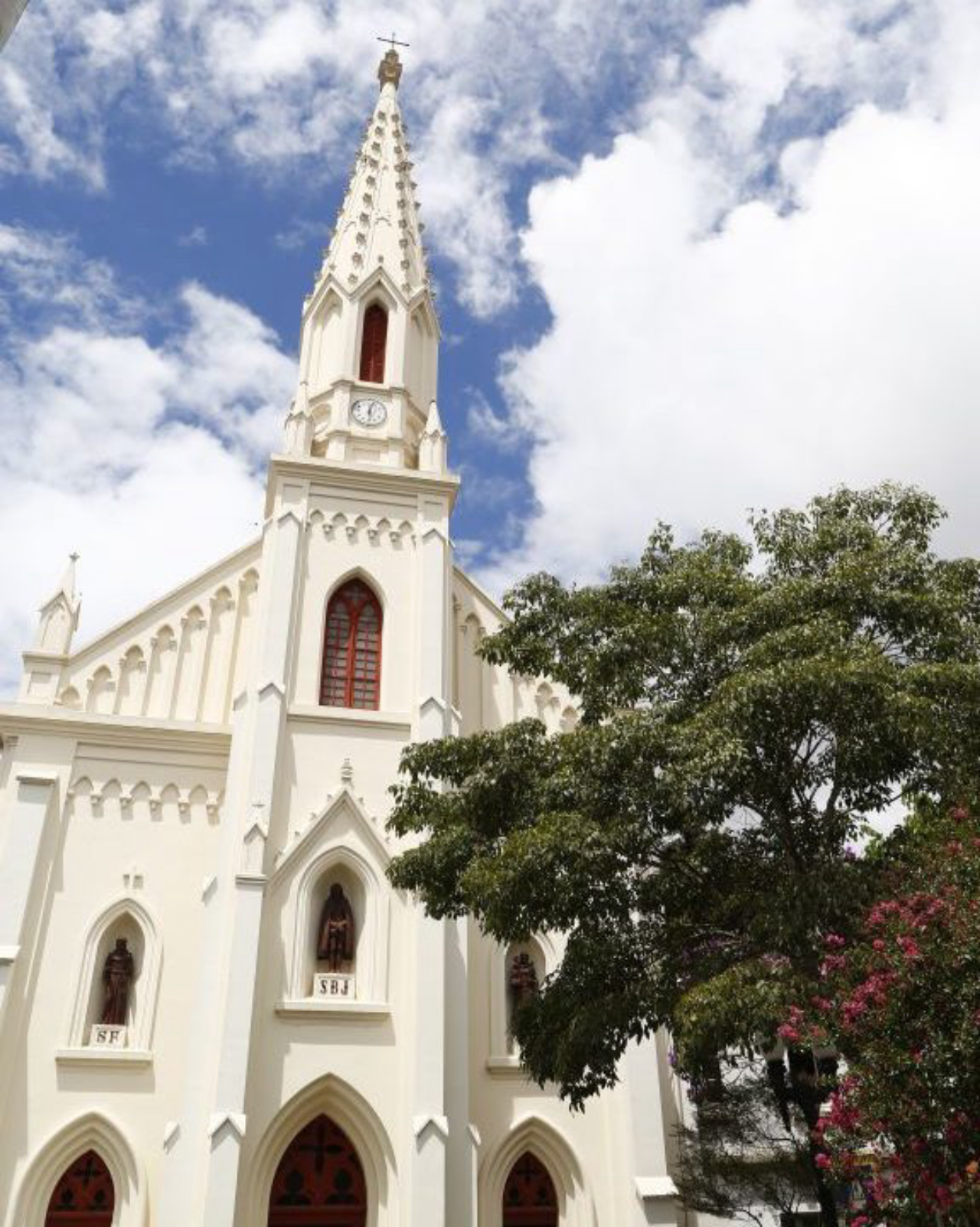 Igreja Bom Jesus dos Perdões é um dos melhores exemplares do neogótico em Curitiba.