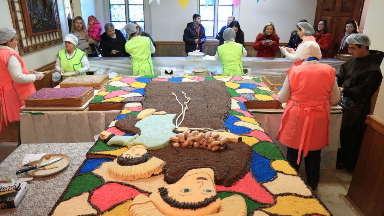 Em 2018, festa de Santo Antônio contou com 16 toneladas de bolo e 20 mil santinhos. 