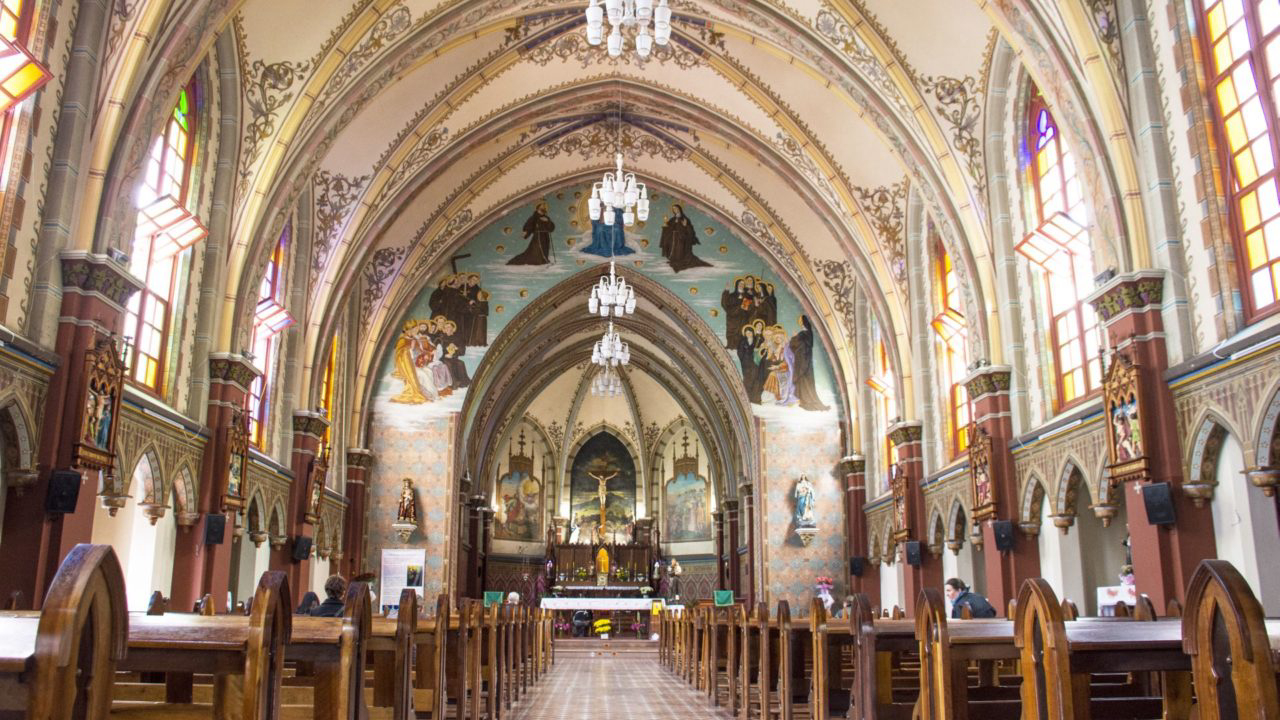 Interior da Igreja Bom Jesus dos Perdões, no Centro de Curitiba, que abriga uma das maiores festas de Santo Antônio do Paraná.