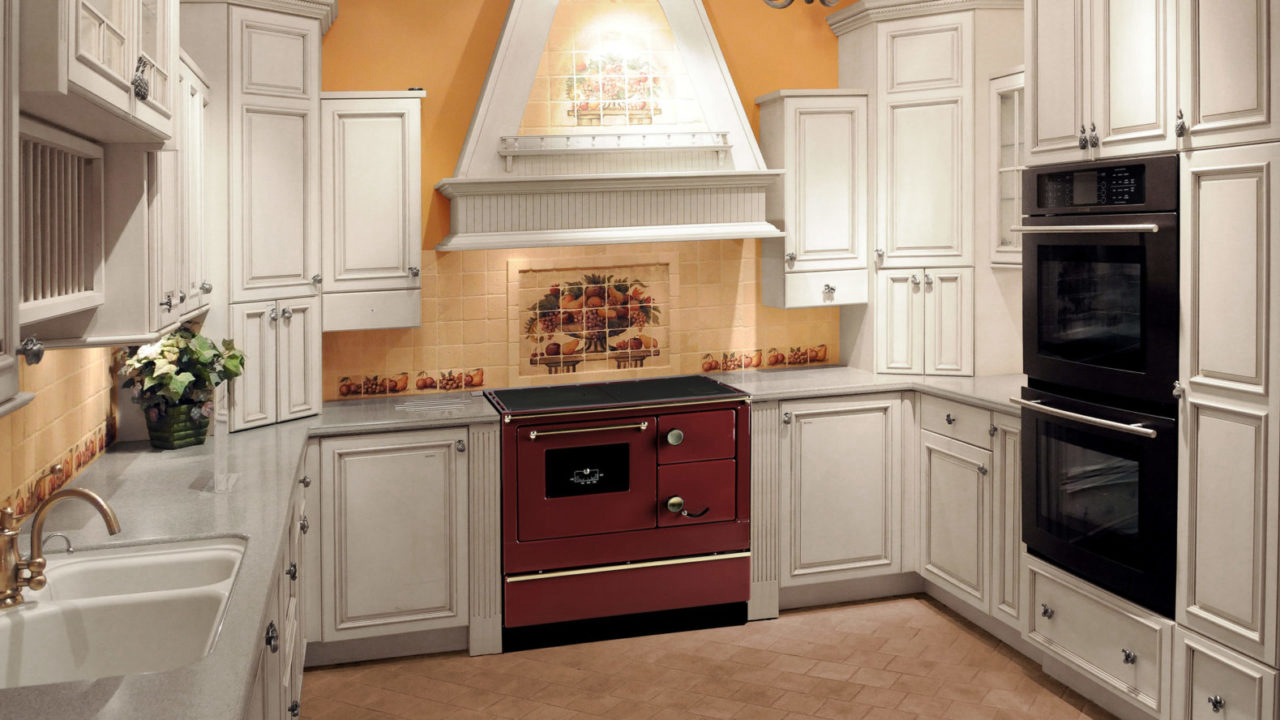 Com diferentes cores e modelos, fogões a lenha de alta performance são incorporados em diversos estilos de decoração. 