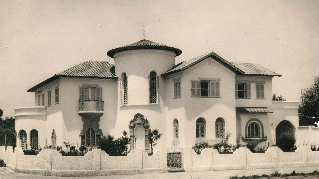 A antiga casa da Avenida João Gualberto foi concebida, desenhada e formatada pela própria Regina Weiss, que tinha um apreço muito grande por arquitetura.
