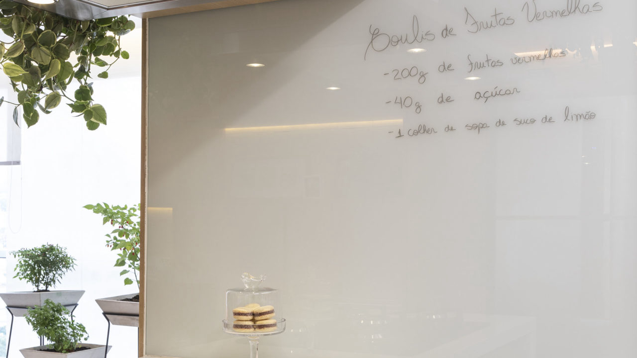 Painel de recados na parede da cozinha é solução descontraída e prática para anotar lembretes ou receitas.