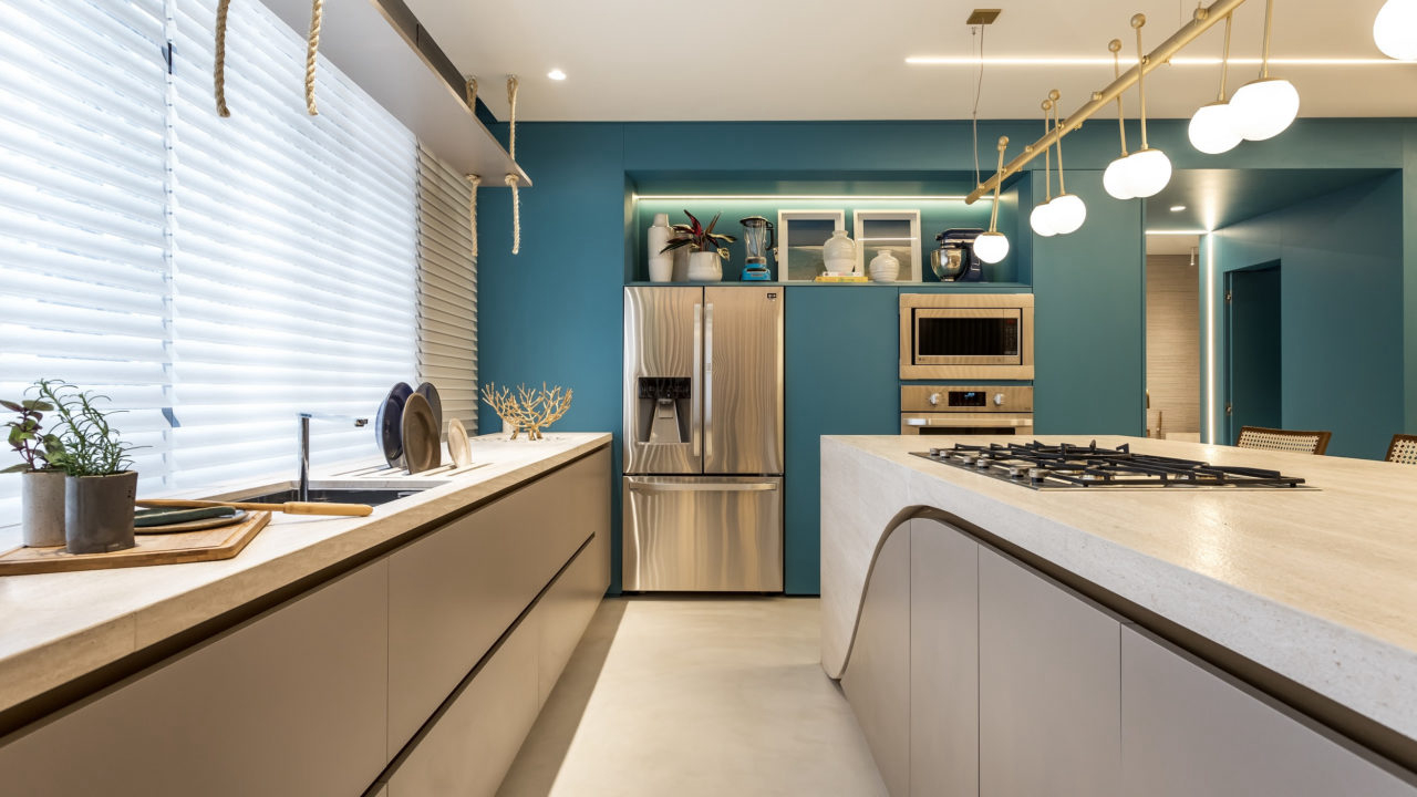 Neste projeto assinado por Alessandra Gandolfi, o azul ganha continuidade desde a parede da cozinha até outros ambientes da casa.