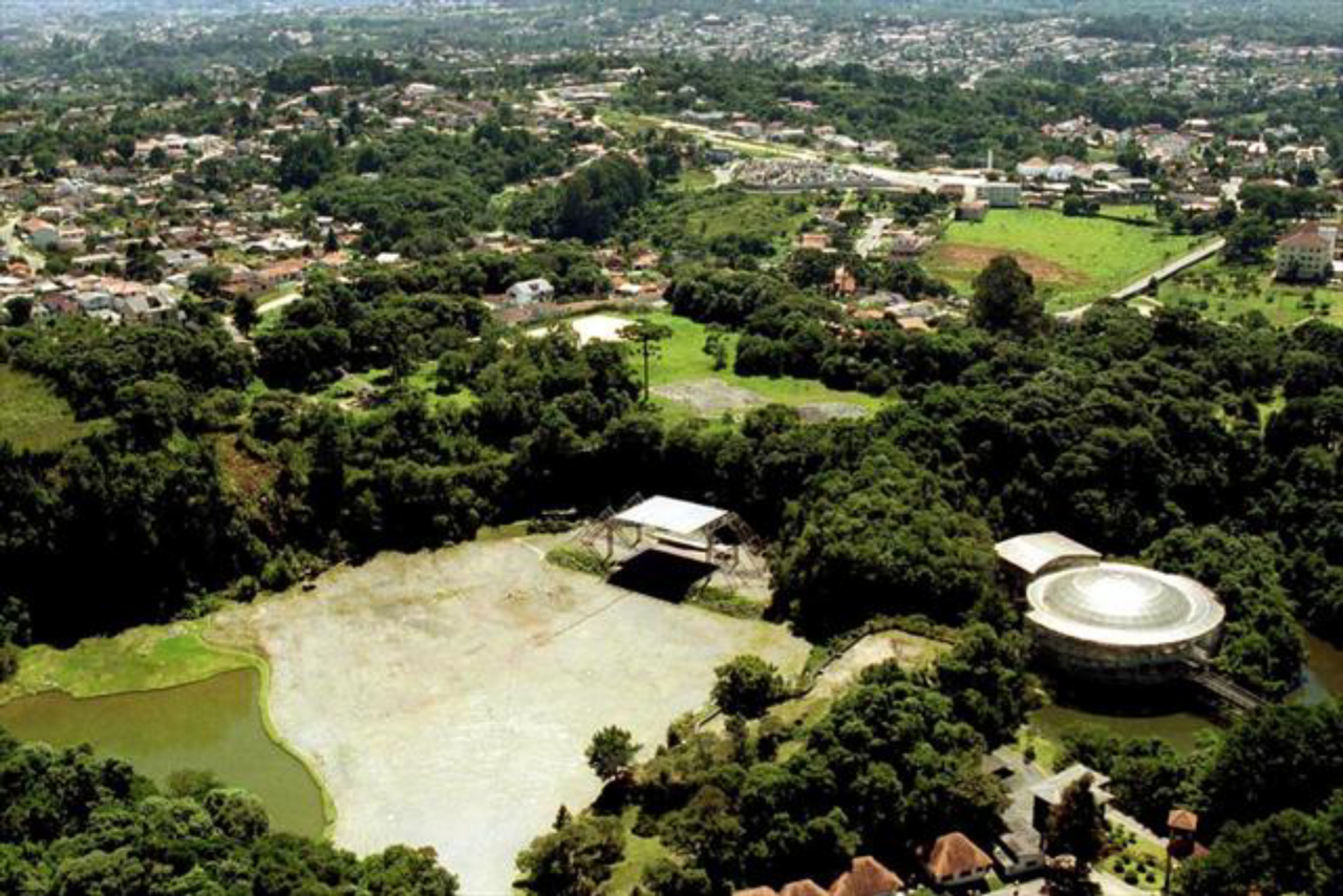 Complexo Parque das Pedreiras, que passará a se chamar Parque Jaime Lerner, engloba a Ópera de Arame, a Pedreira Paulo Leminski e o Farol da Cidade. 