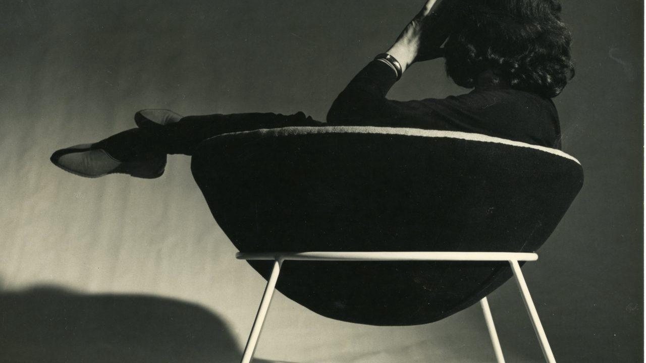 Poltrona Bowl, criada por Lina Bo Bardi em 1950.