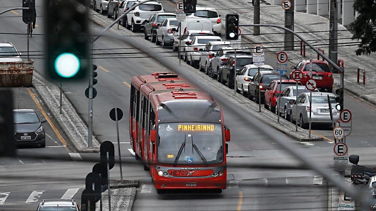 Sistema de transporte por canaletas exclusivas para ônibus em Curitiba (BRT), criadas por Jaime Lerner. 