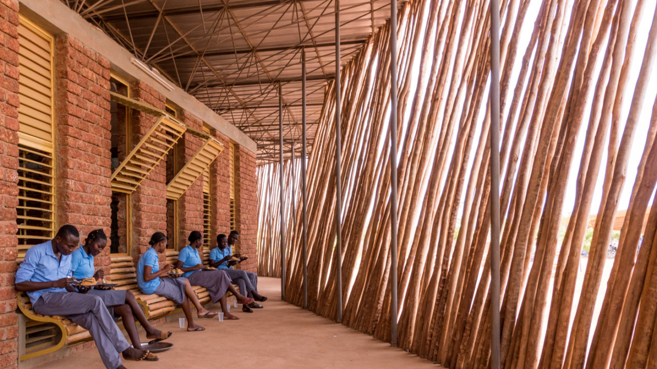 Estudantes na sombra da escola do Lycee Schorge, em Burkina Faso.