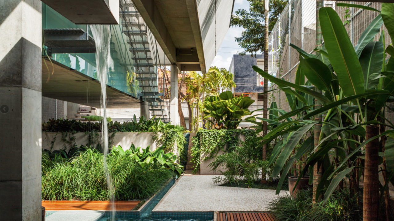 Casa de fim de semana, construída em 2014, com projeto do SPBR, que elevou a piscina para que a área recebesse sol o dia todo, uma vez que o terreno fica entre dois edifícios altos do centro de São Paulo.