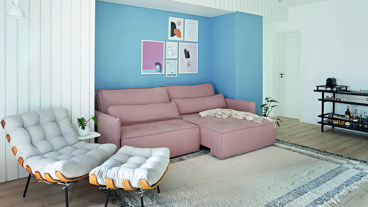 No projeto do Apartamento 203, o azul foi utilizado para demarcar e emoldurar a área do sofá, além de destacá-la do restante da sala de estar e jantar. 