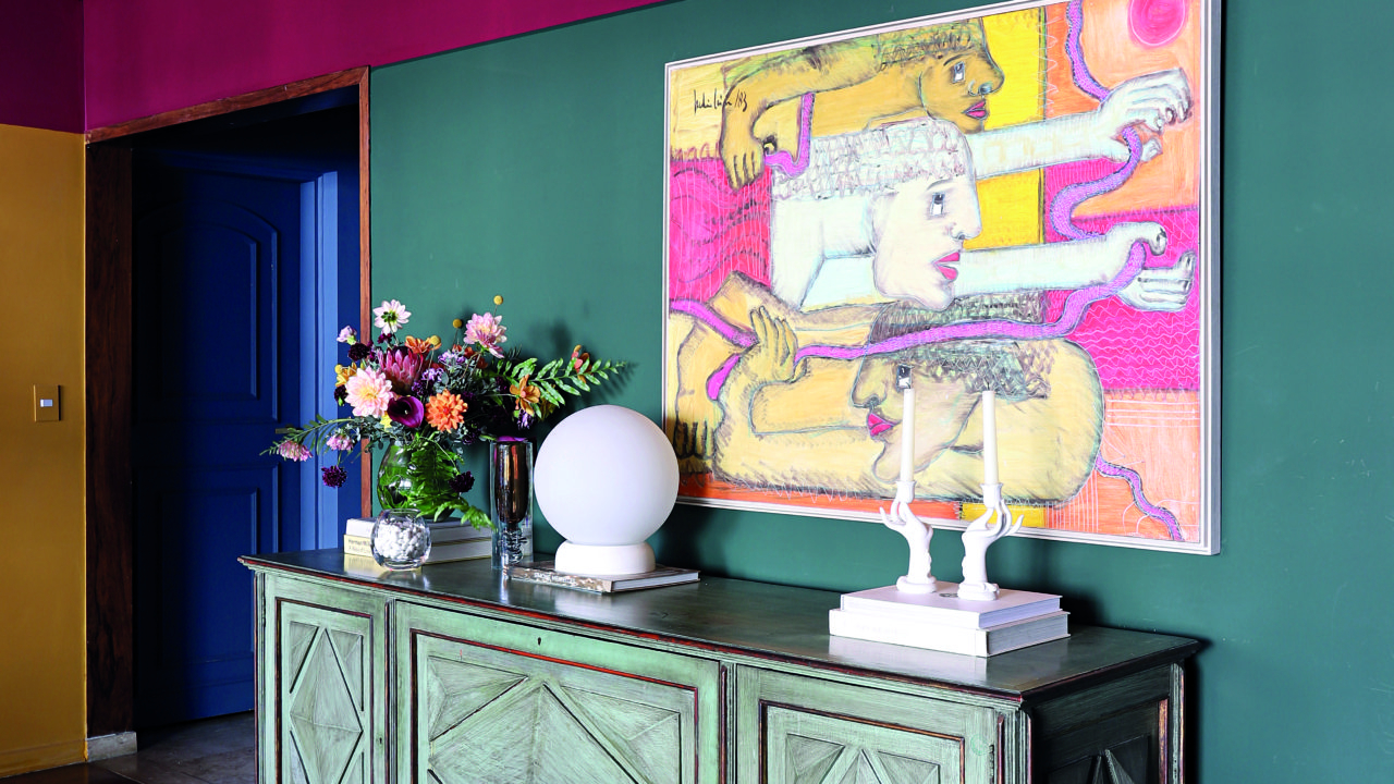 A inspiração das cores das pinturas da casa de Lucila Turqueto surgiu dos próprios móveis que pertenciam a sua avó. Na sala de jantar, a faixa em verde escuro combina com o buffet. 