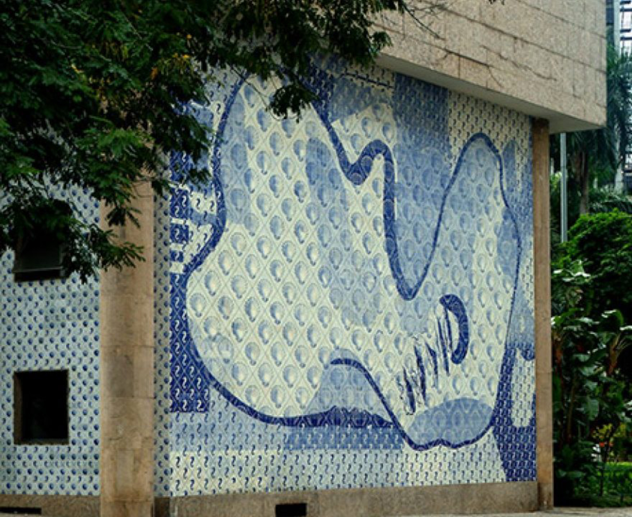 Azulejos, afrescos e telas de Cândido Portinari também estão presentes no prédio. 