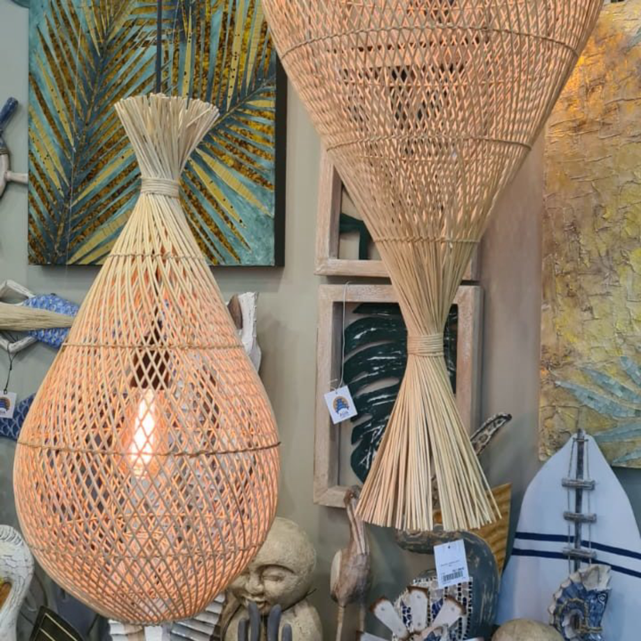 Luminárias que lembram armadilhas de pesca tradicionais feitas de palha pela Empresa Ásia Conection.