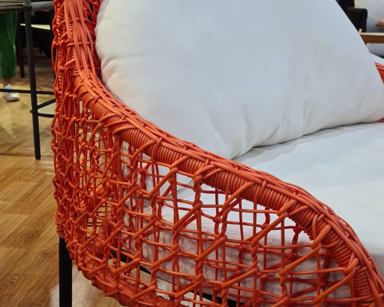 Mobiliário laranja com uma pegada entre o coral e o terracota, na Arte Objetos.