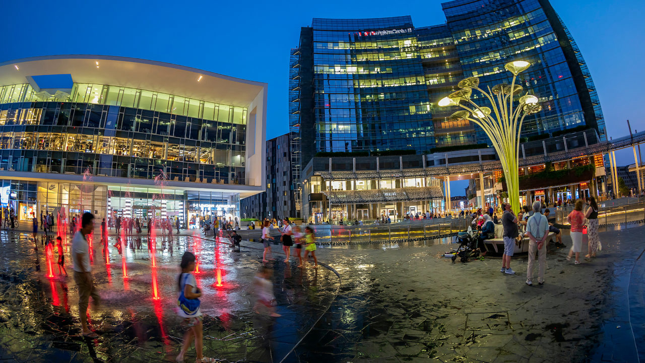 Praça Gae Aulenti, em Porta Garibaldi, o novo centro cultural de Milão.