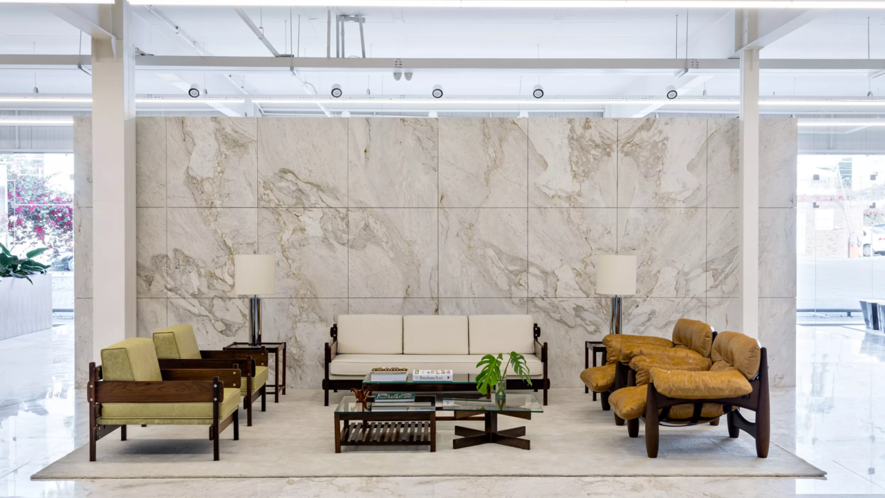 Clássicos do mobiliário moderno brasileiro enaltecem a brasilidade da marca de mármores.