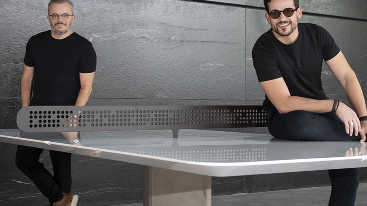 André Gurgel e Felipe Bezerra, fundadores da Mula Preta, marca brasileiríssima de mobiliário.