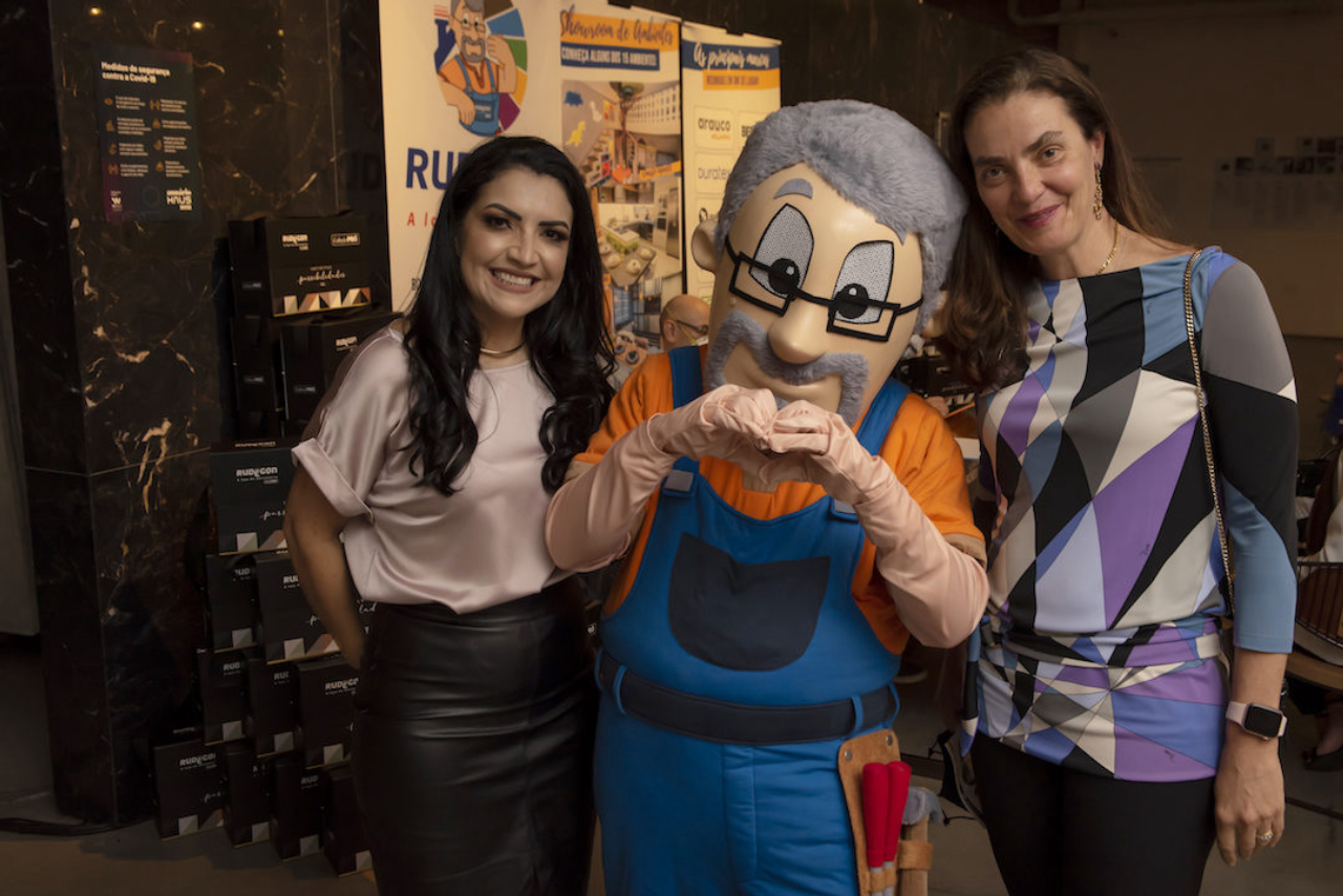 Vivian Sens e Ana Amélia Cunha Pereira Filizola com o personagem da Rudegon.