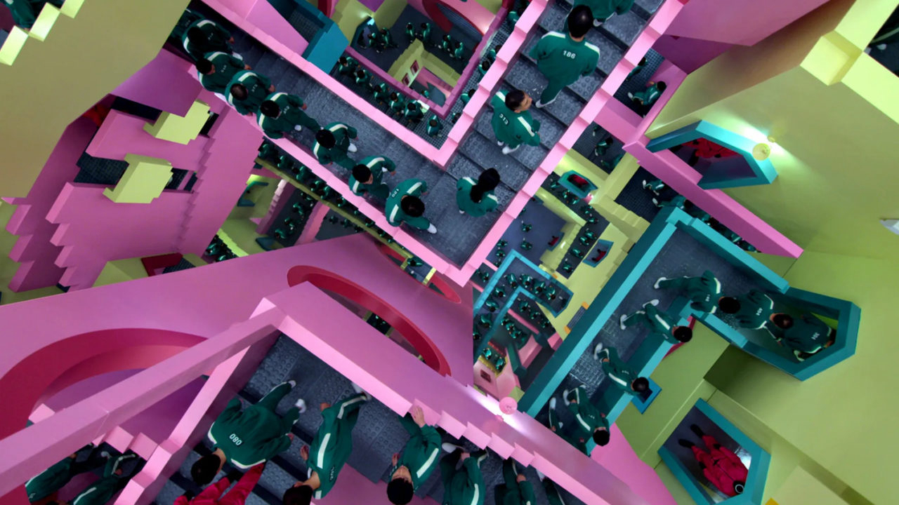Escadaria labiríntica. Screenshot da série. 
