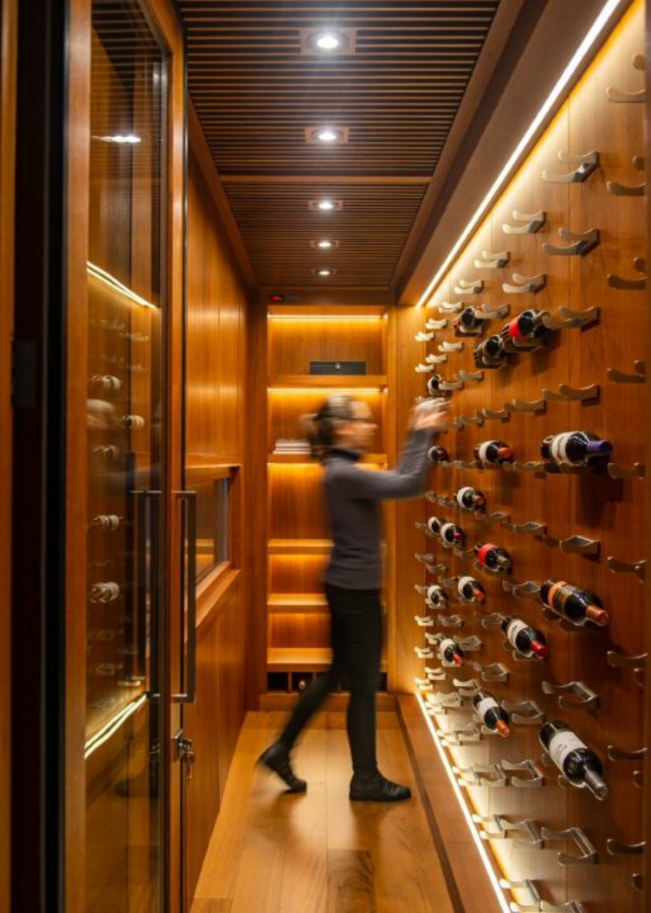 A adega climatizada desenvolvida sob medida para a cliente que desejava um espaço especial para guardar seus vinhos.