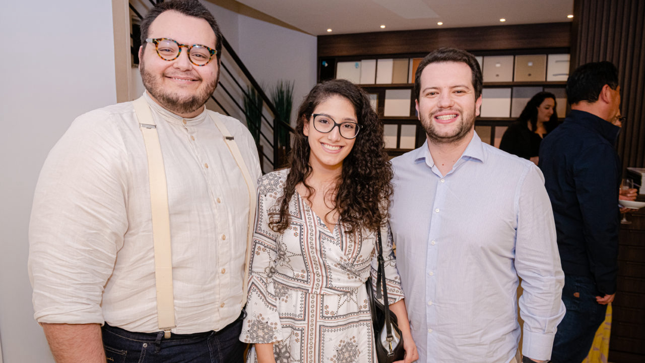 Luan Galani, editor de HAUS, com Fernanda Abduch e Vinicius Guimarães