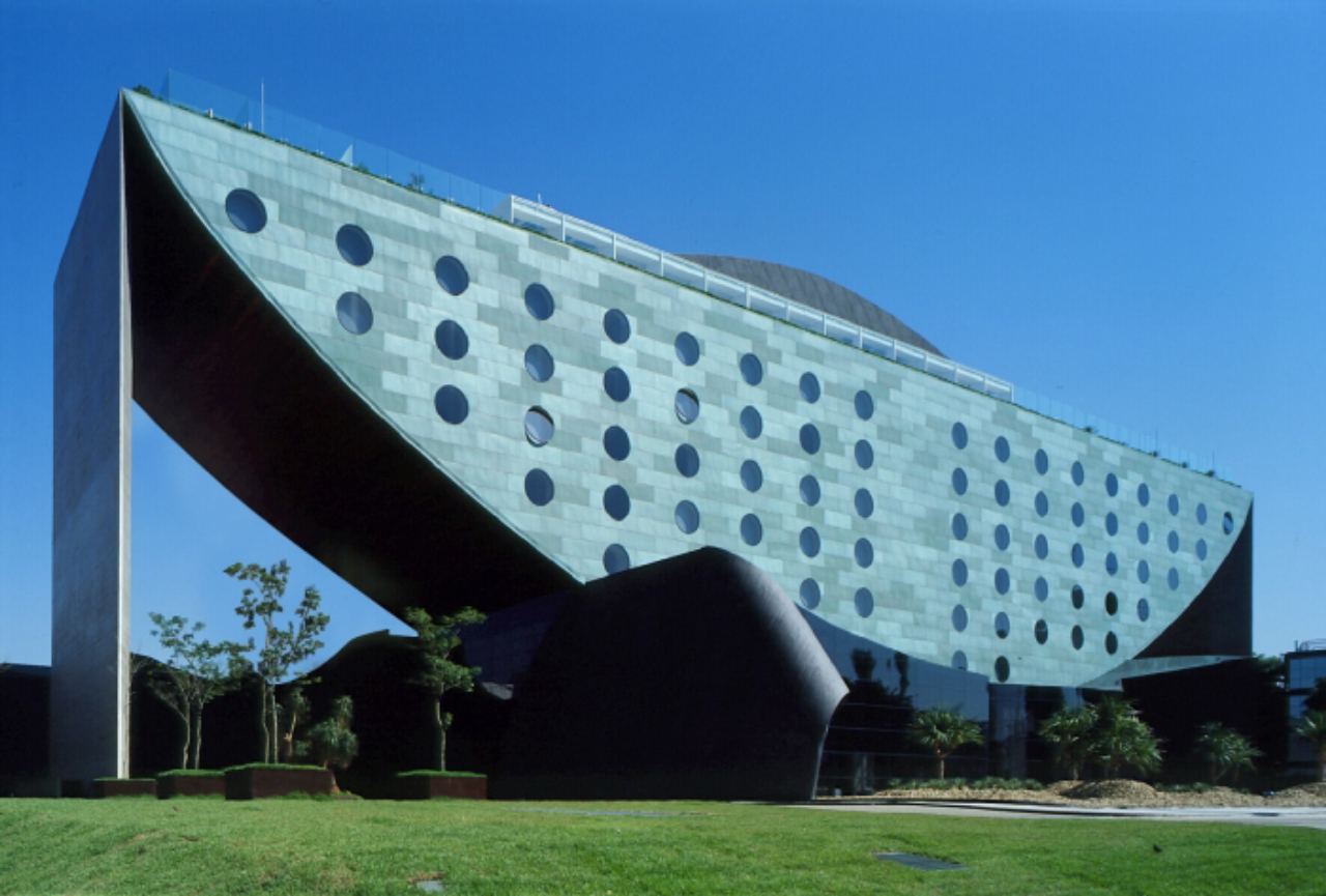 Hotel Unique, em São Paulo, concluído em 2002, é um dos prédios mais importantes do mundo, segundo o crítico Paul Goldberg.