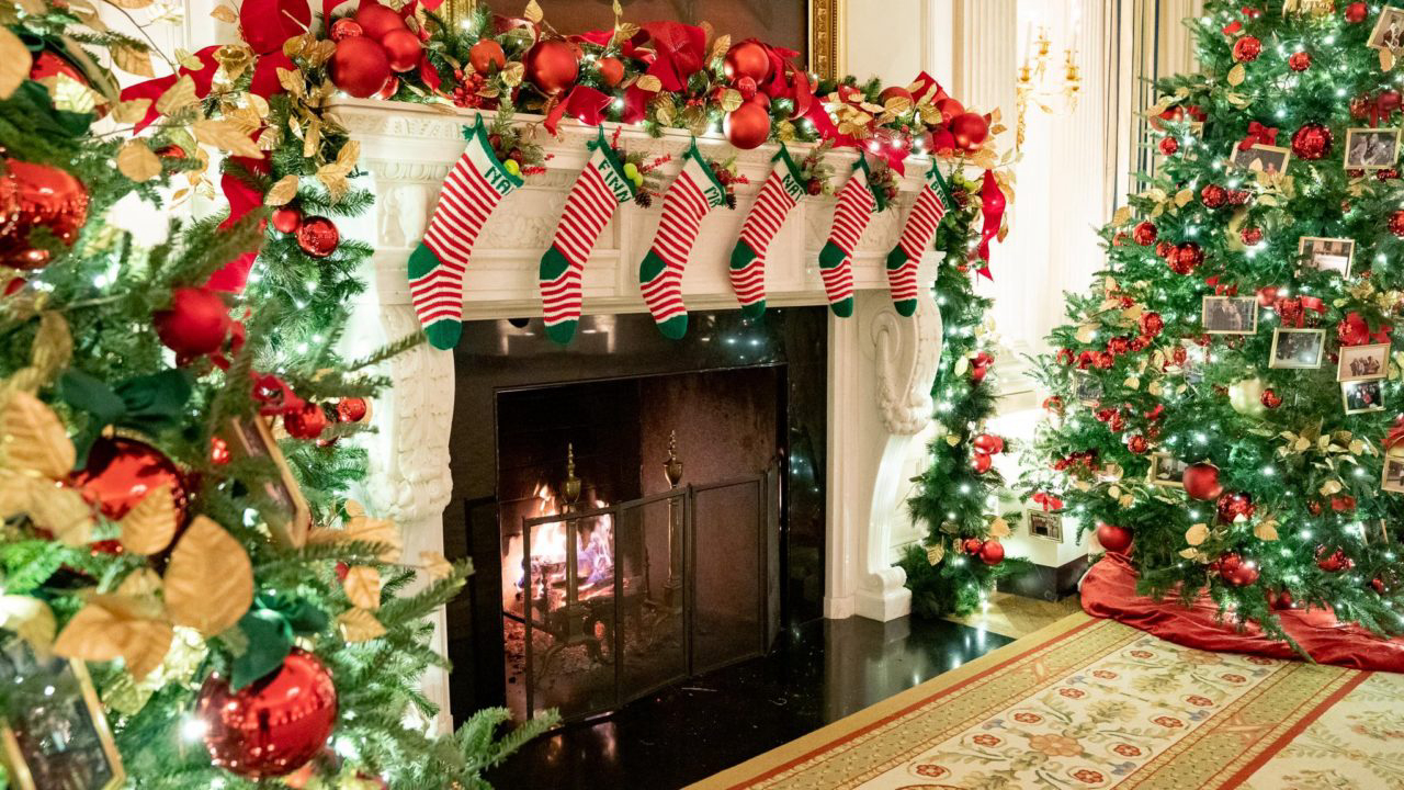 Detalhe da sala de jantar oficial da Casa Branca, com meias tradicionais, muitos laços, fotos e cartas escritas à mão por ex presidentes norte-americanos.