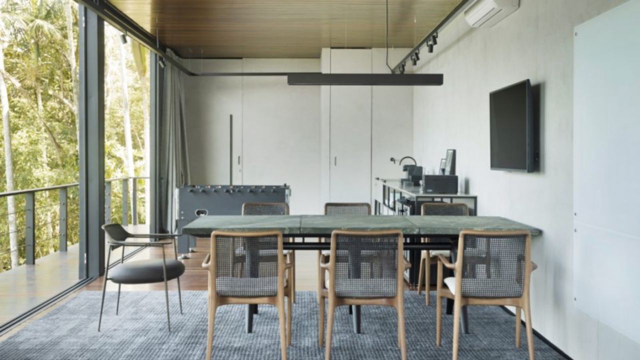 Mesa e cadeiras do designer Jader Almeida. A arquiteta busca sempre nomes nacionais para os seus projetos. 