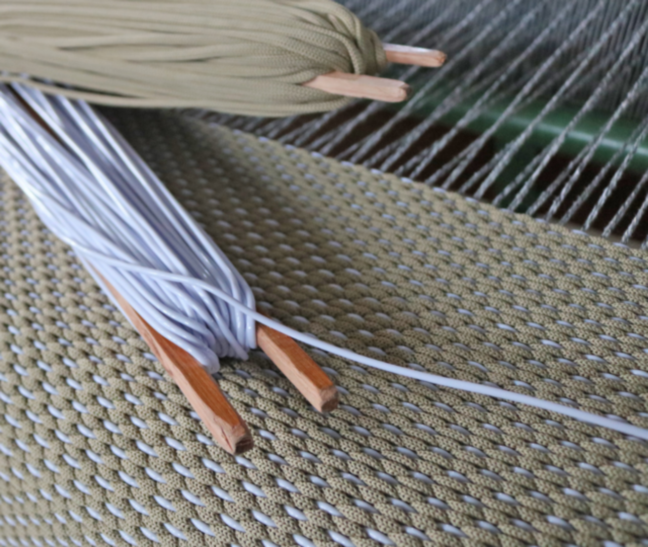 Feita com polipropileno, a corda náutica, utilizada na confecção de alguns tapetes para área externa, oferece alta durabilidade.